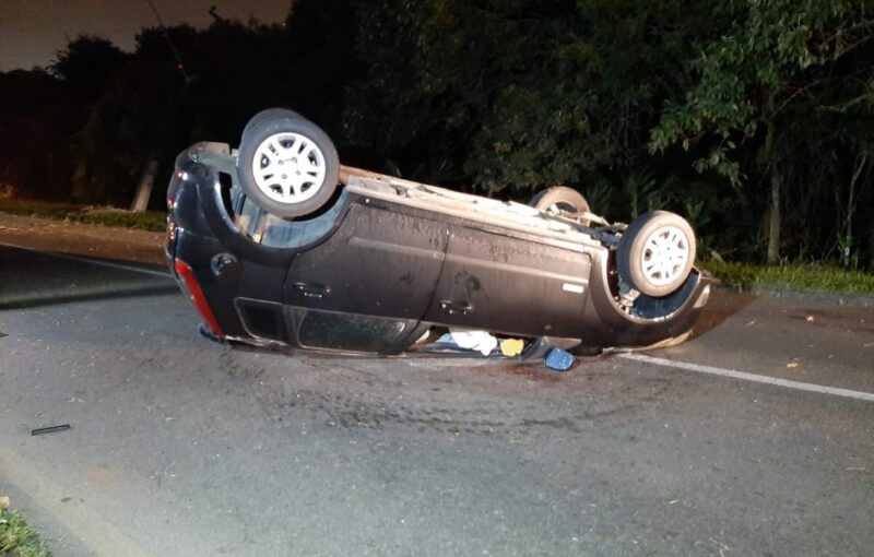  Carro capota e motorista morre em suspeita de racha na CIC