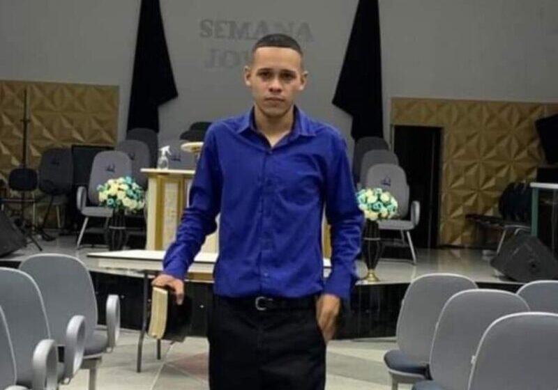  Jovem evangélico é morto por engano enquanto esperava carro de aplicativo na calçada e amigos lamentam