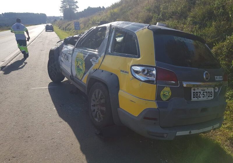  Viatura capota durante perseguição na BR-277; PMs ficam feridos