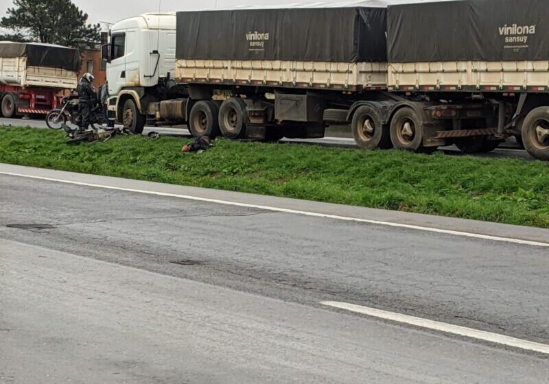  Adolescente com moto roubada morre atropelado por caminhão no Contorno Leste em São José dos Pinhais