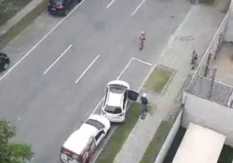  Fim trágico! Policial que mata a ex-mulher se tranca dentro do veículo e tira a própria vida na frente dos amigos de farda