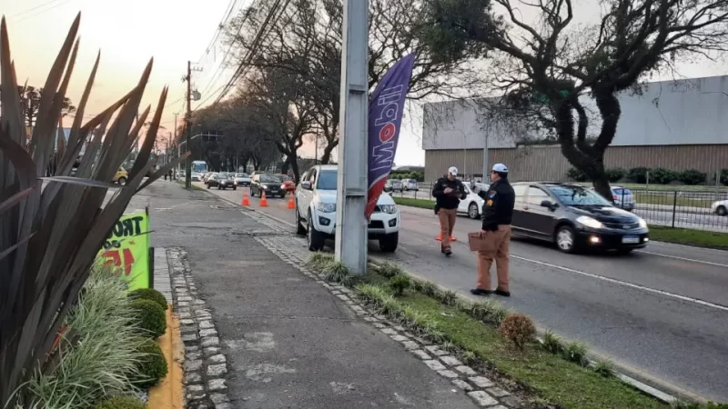  Idoso de 69 anos tem mal súbito e morre após bater carro contra poste em Curitiba