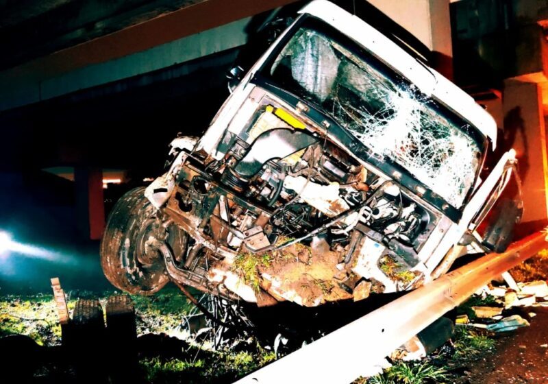  Caminhão despenca de viaduto de 15 metros de altura na BR-277