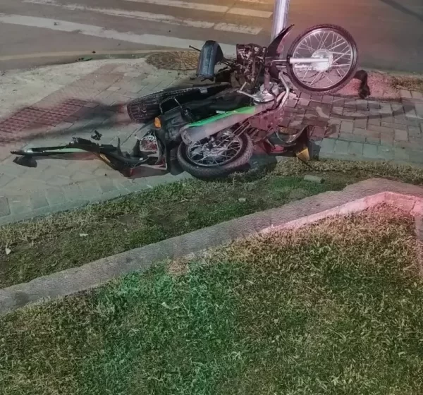  Motociclista morre após ser atingido por caminhão e arremessado contra poste na RMC
