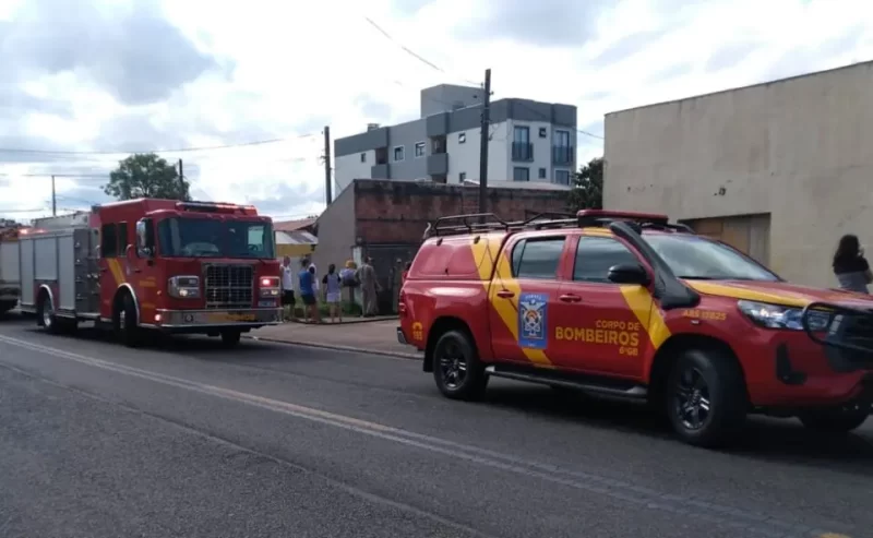  Fogo em materiais recicláveis por pouco não atinge casa vizinha, em São José dos Pinhais