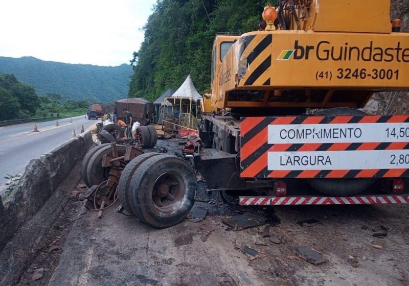  Caminhão fura bloqueio na descida serra e bate contra guindaste na BR-277
