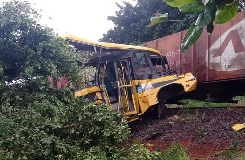  Câmera registra acidente entre ônibus da Apae e trem em Jandaia do Sul. Veja o vídeo!