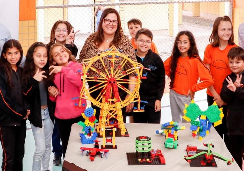  Pinhais lança programa de robótica para toda a rede municipal de ensino