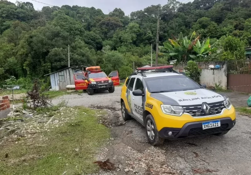  Desesperada, mãe entra na mata para encontrar filho e acha corpo na Grande Curitiba