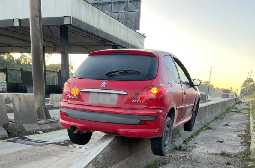  Motorista perde controle da direção e carro para em cima de mureta na antiga praça de pedágio
