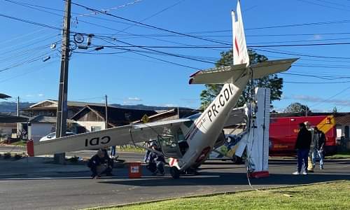  AVIÃO MONOMOTOR CAI E ATINGE CARRO NO DISTRITO DE SÃO CRISTÓVÃO EM UNIÃO DA VITÓRIA.