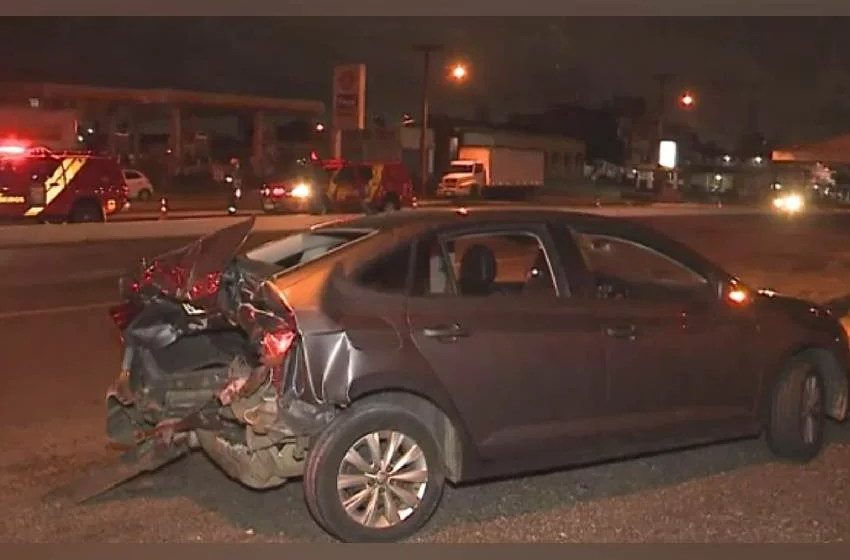  Motorista de caminhonete foge após acidente, mas ‘esquece’ placa