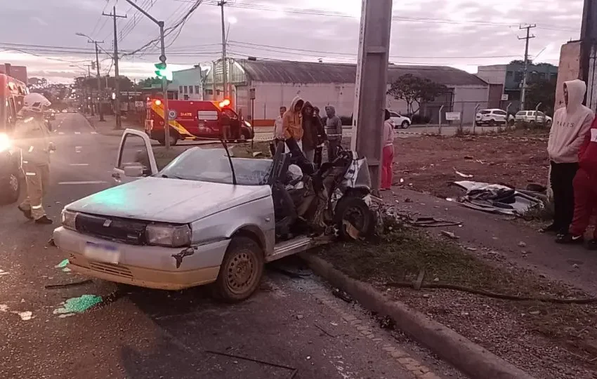  Que pancada! Motorista perde controle em curva da Linha Verde e batida contra poste deixa três gravemente feridos