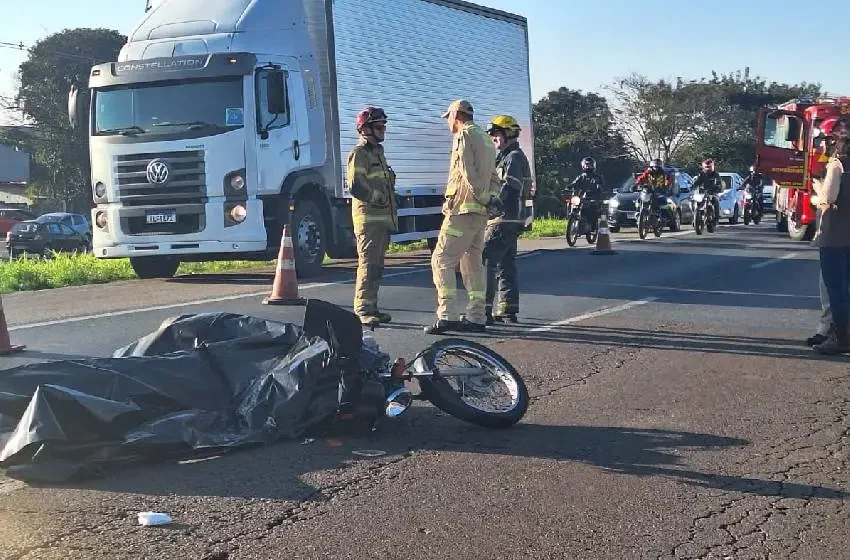  Motociclista morre ao ser atropelado por caminhão no Contorno Sul