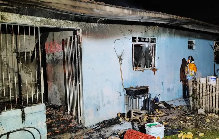  Pai e filho são salvos por vizinho durante incêndio em São José dos Pinhais; fogo começou na churrasqueira