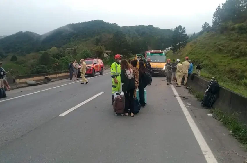  Ônibus com 52 passageiros que capotou na BR-116 fazia viagem irregular, afirma ANTT