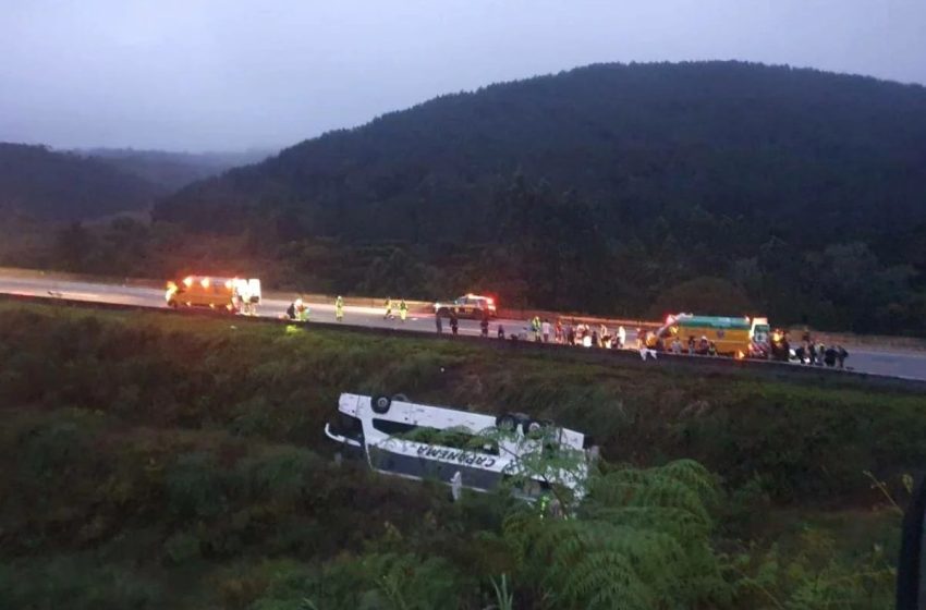  Ônibus com 54 pessoas tomba na BR-116 e uma pessoa morre