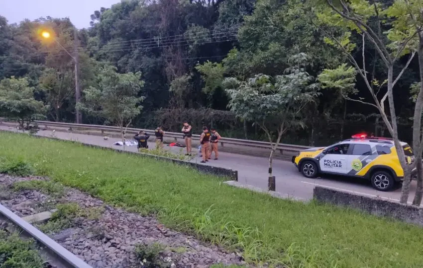  Motociclista foge da polícia, se desequilibra e morre no Jardim Botânico; garupa está em estado grave