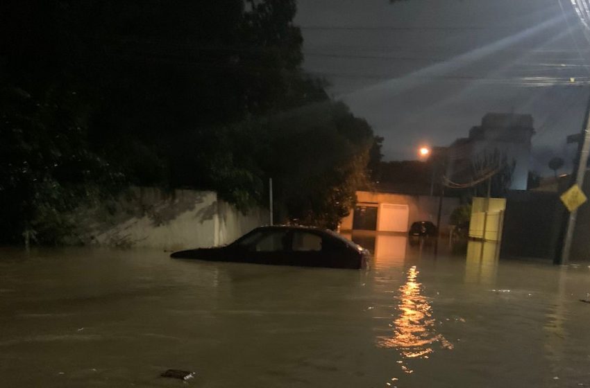  Moradores do Cajuru e Uberaba ficam embaixo d’água após chuva intensa