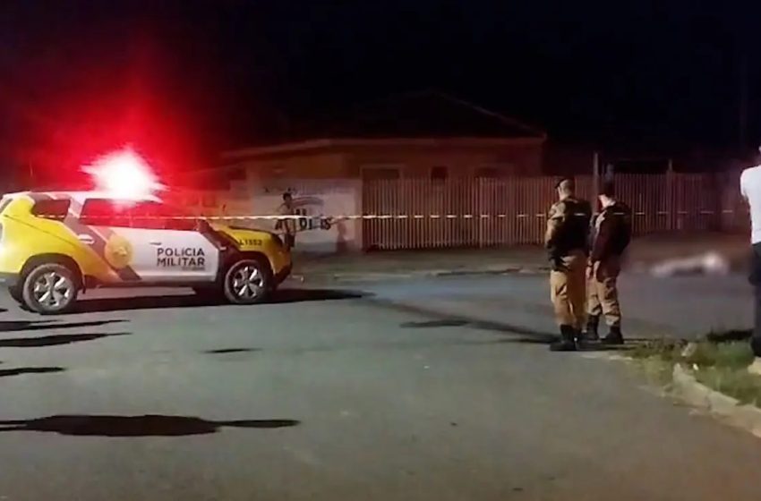  Jovem é morta a tiros enquanto caminhava ao lado de namorada na Grande Curitiba; atirador estava de moto