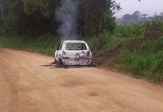  Corpo encontrado em carro incendiado em Almirante Tamandaré