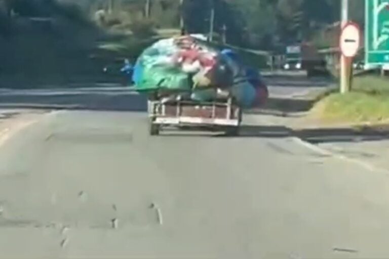  Ladra de brinquedos infláveis gera confusão e foge com carretinha