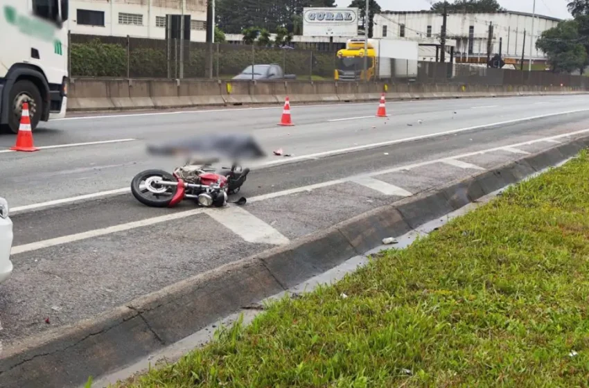  Motociclista morre após atropelar motorista e parar embaixo de carreta na BR-376, em São José dos Pinhais