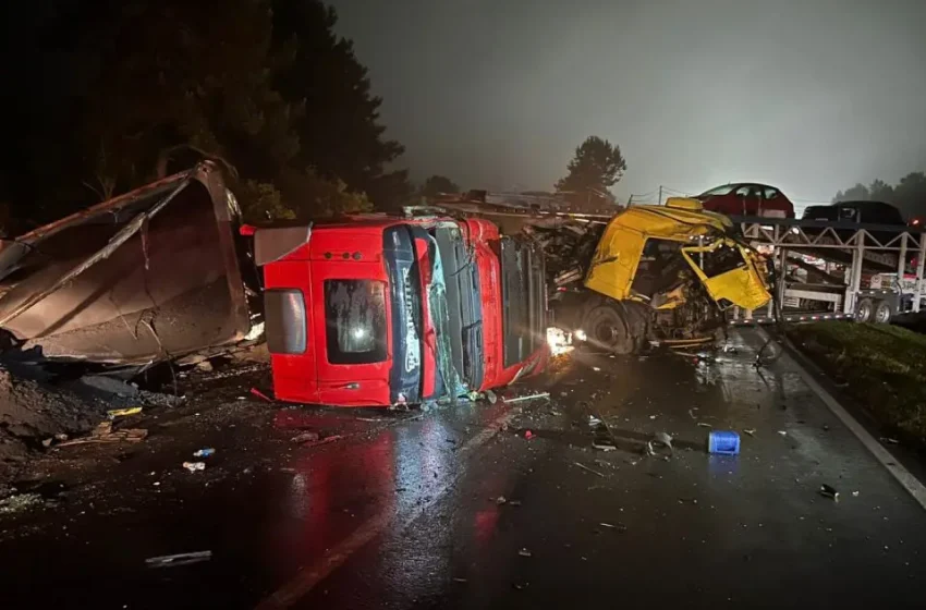  Grave acidente entre caminhões provoca grande estrago e interdição na BR-116 em Campina Grande do Sul