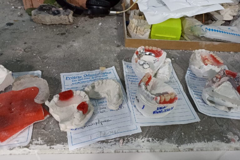  Laboratório clandestino de próteses dentárias é interditado em Piraquara