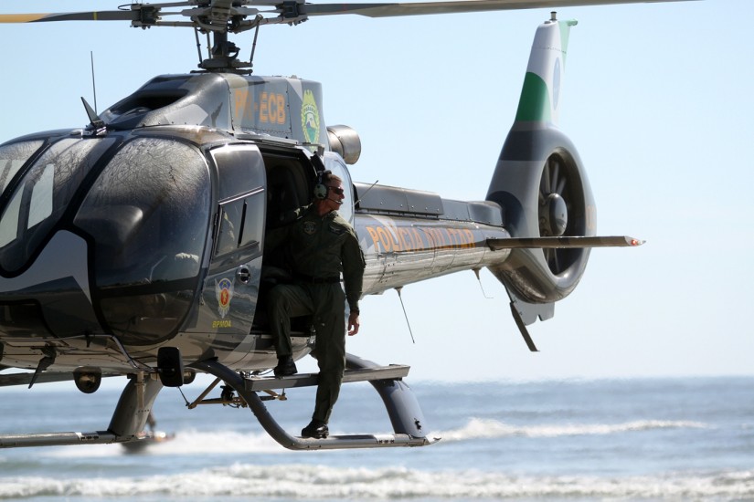  Corpo de Bombeiros Intensifica Buscas por Adolescente Desaparecido no Mar em Matinhos