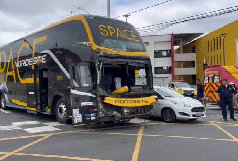  Acidente de ônibus em Curitiba deixa três feridos e complica trânsito no bairro Cajuru