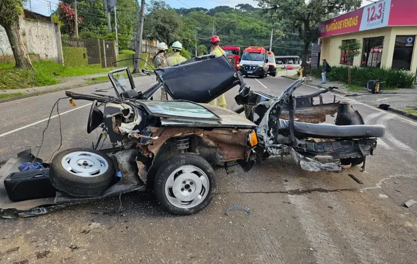  Carro parte ao meio após batida contra poste e cinco jovens ficam feridos em Curitiba
