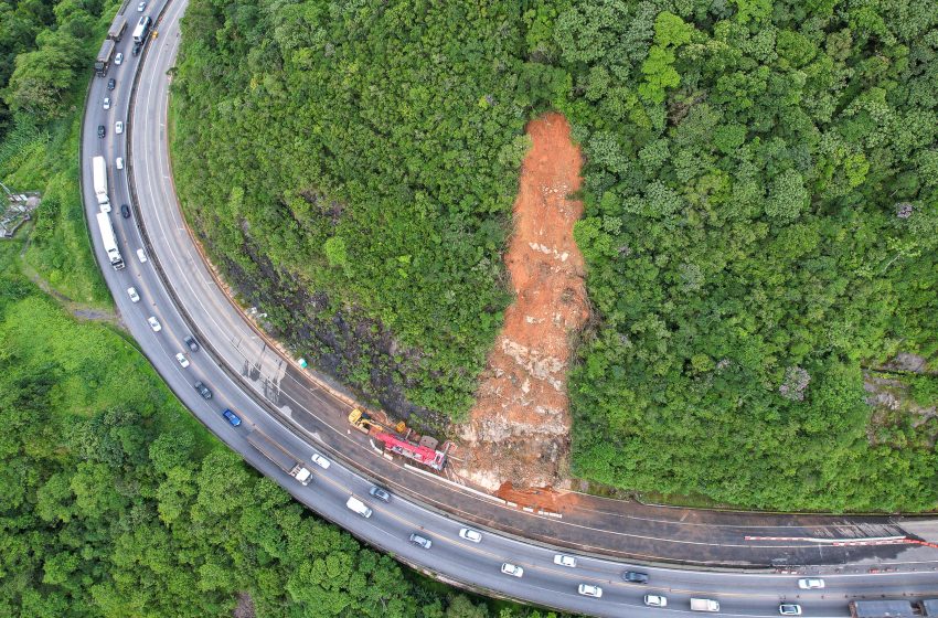  BR-277 é liberada após deslizamento de pedras em Morretes e tráfego volta a fluir por duas pistas