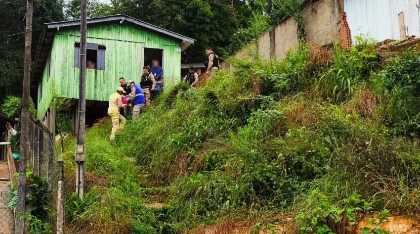  “Machão de Cozinha” se dá mal ao tentar esfaquear policiais em Almirante Tamandaré