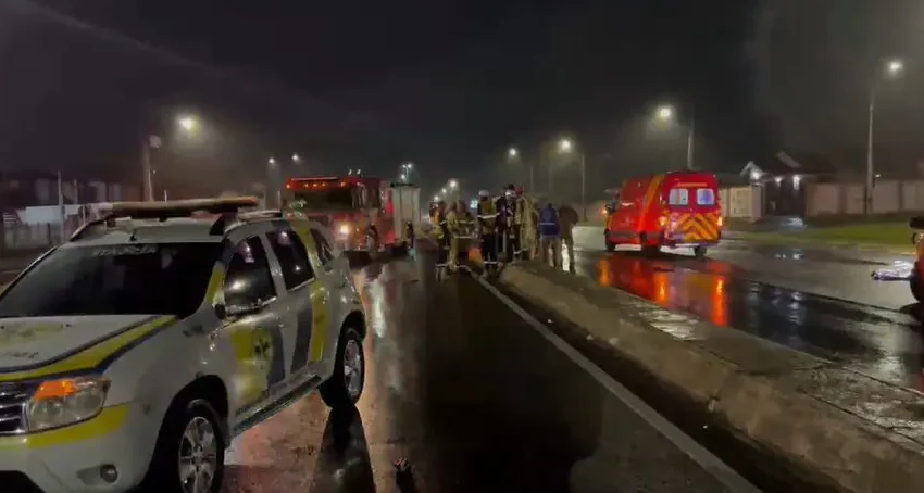  Dois pedestres morrem atropelados na BR-376 em São José dos Pinhais; motorista foge sem prestar socorro