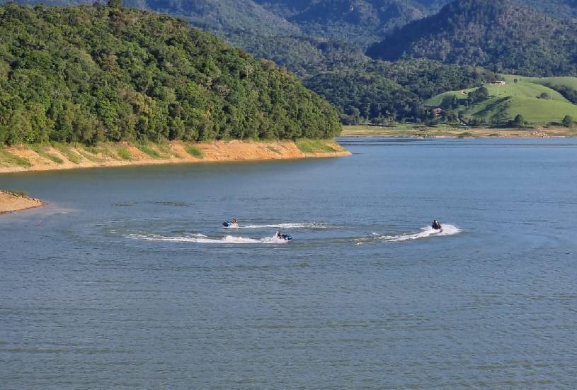  Tragédia na Represa do Capivari: Jovem de 23 anos morre após barco virar em Campina Grande do Sul