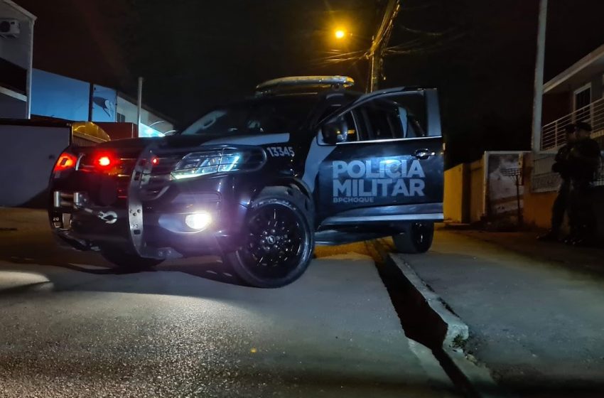  Homem com mandado de prisão morre em confronto com a polícia na RMC