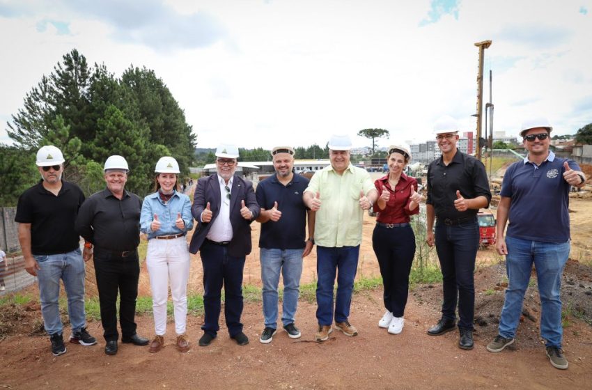  Prefeita Nina Singer e Secretário Beto Preto visitam obras do novo hospital e do AME em São José dos Pinhais