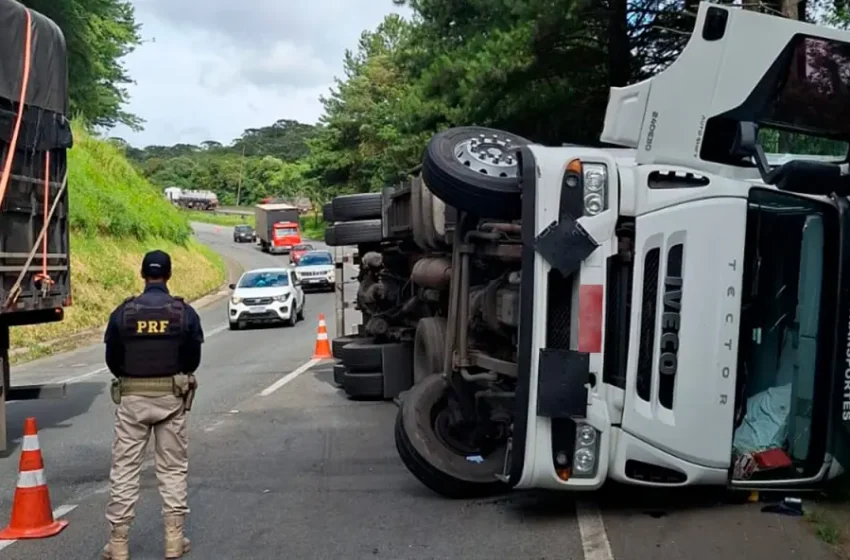 Caminhão tomba e interdita totalmente a BR-376 em Tijucas do Sul