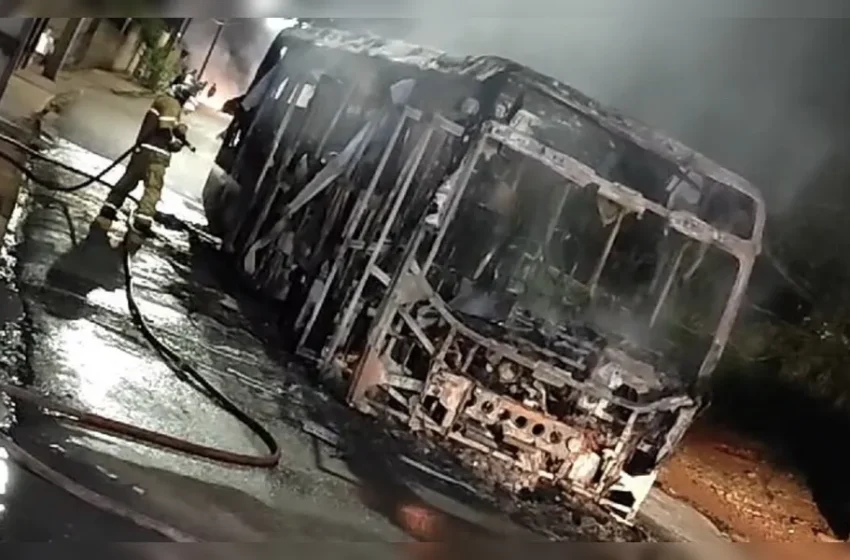  CAOS EM LONDRINA: DOIS ÔNIBUS INCENDIADOS DURANTE PROTESTOS CONTRA MORTES DE JOVENS