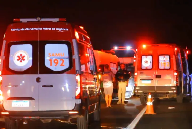  Acidente com ambulância na BR-376 deixa mãe e filha gravemente feridas