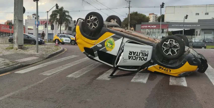  Dois Policiais Militares Ficam Feridos em Acidente com Viatura em São José dos Pinhais