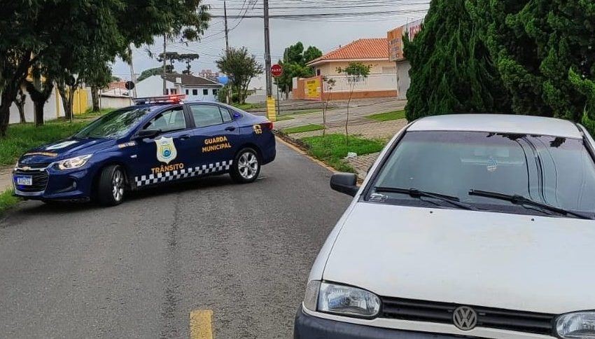  Casal é preso com carro roubado e objetos furtados no Centro de São José dos Pinhais