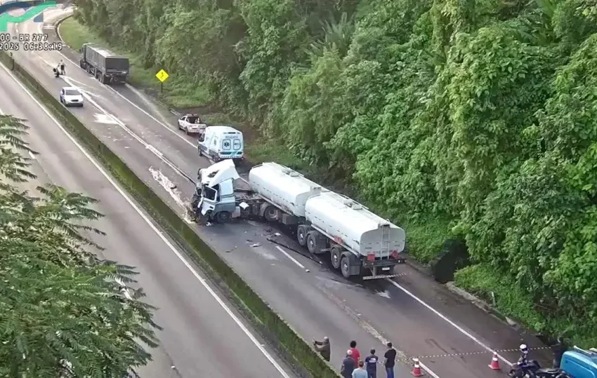  Acidente entre carretas na BR-277 causa congestionamento de 9 km em Morretes