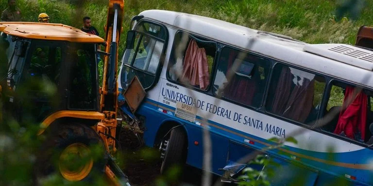  Acidente com ônibus da UFSM deixa sete mortos e dezenas de feridos no Vale do Taquari
