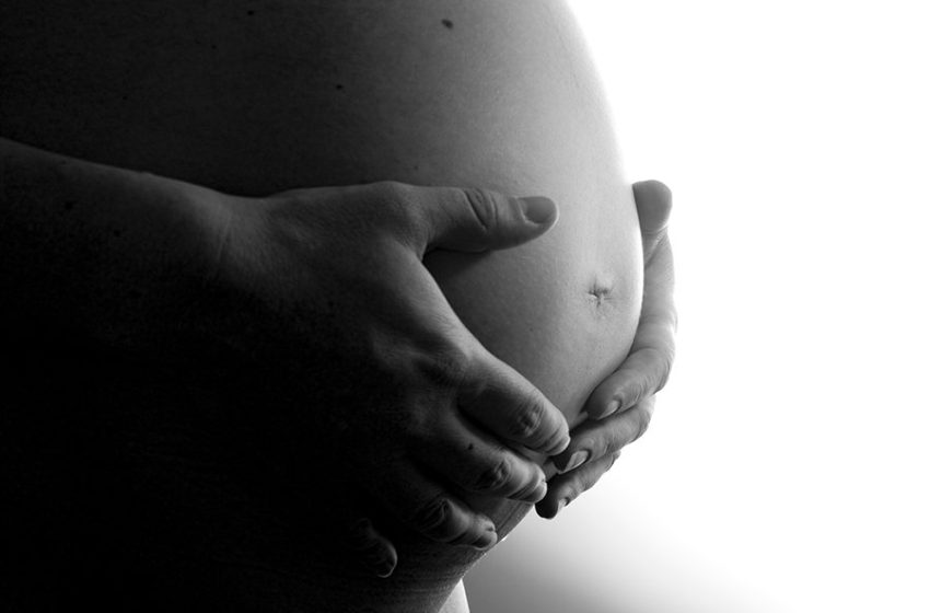  Adolescente engravida ao brincar de ‘roleta russa’: “As meninas passam sentando”