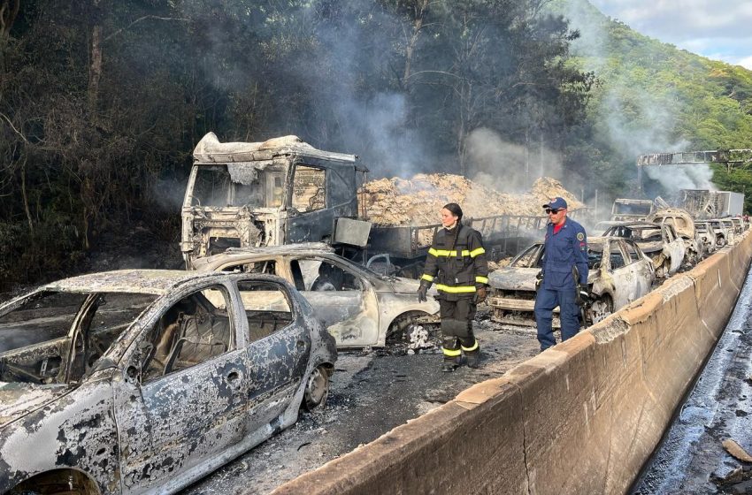  Explosão de caminhão com álcool etílico causa incêndio e interdita BR-101 em Palhoça (SC)
