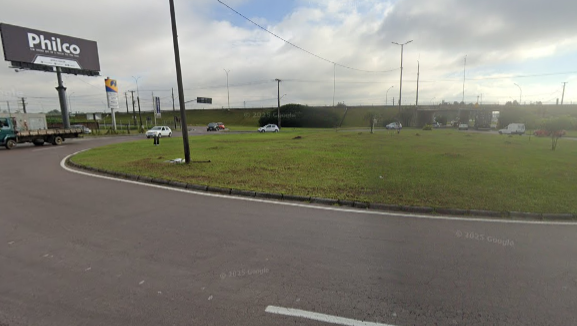  Colisão entre carro e moto deixa ferido e complica trânsito na Avenida Rui Barbosa, em São José dos Pinhais