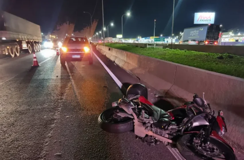  Motociclista sobrevive após ser atropelado por carreta em acidente impressionante no Contorno Sul