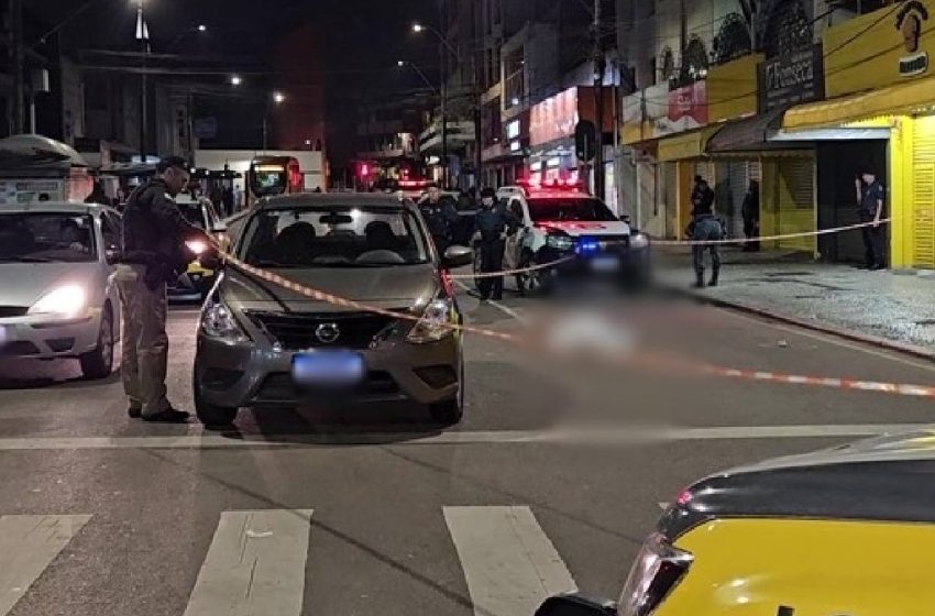  Tiroteio em plena luz da noite assusta o Centro de Curitiba e termina com execução de ex-detento